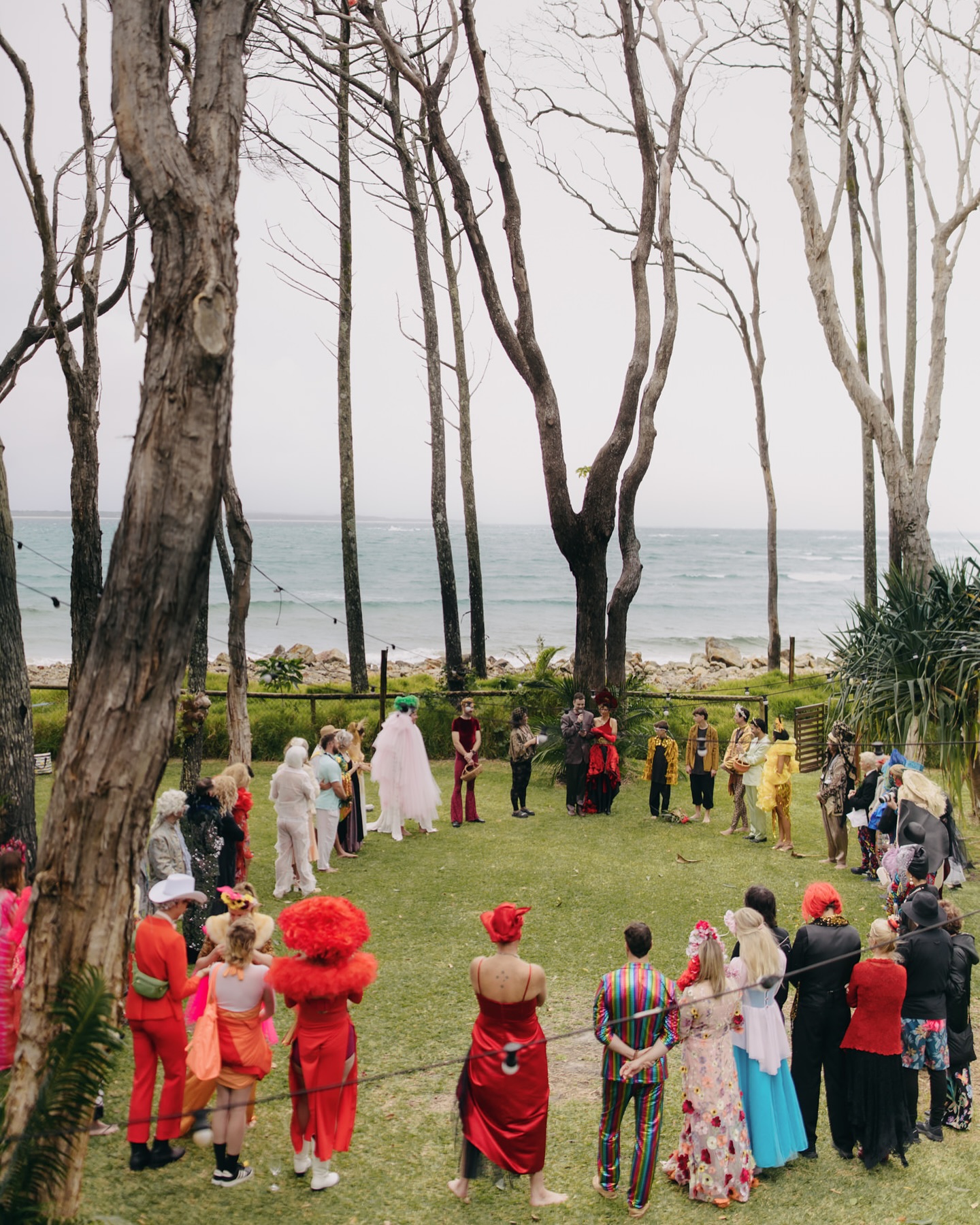 &quot;Они все - любовь моей жизни&quot;. Женщина вышла замуж одновременно за 60 человек: как ей это удалось
